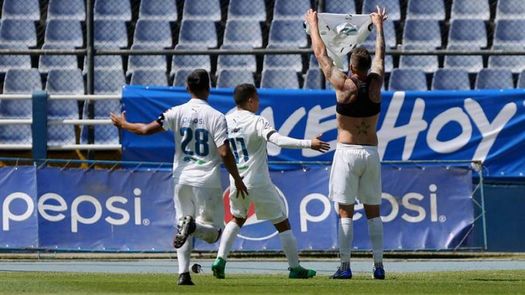 El mexicano Carreño ayuda a Comunicaciones a seguir como líder del fútbol en Guatemala
