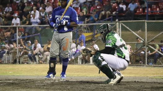 El pelotero José Camarena (azul) ha sido uno de los elementos claves a la ofensiva para Colón en el Campeonato Nacional de Béisbol Mayor 2023. Foto: Cortesía/Instagram