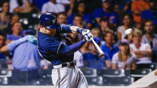 9-4. Lucroy representa el ataque contra los Piratas