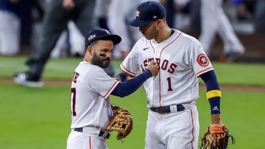 Altuve, con el bate, y Urías, desde el montículo, dan vida a Astros y Dodgers