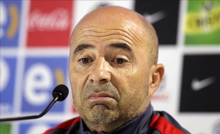 Sampaoli es increpado por hinchas a su llegada a Chile