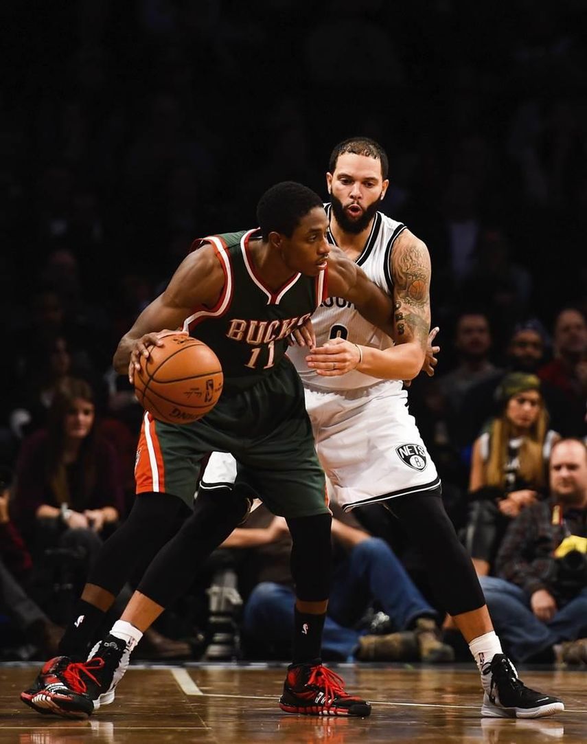 118-122. Knight sella la victoria de Bucks en el regreso de Kidd a Nueva York