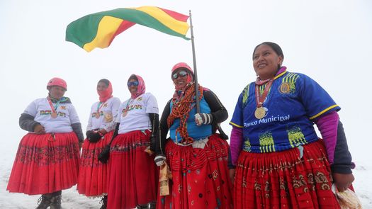 Las cholitas escaladoras bolivianas juegan fútbol a 5.000 metros de altitud Las cholitas escaladoras bolivianas juegan fútbol a 5.000 metros de altitud