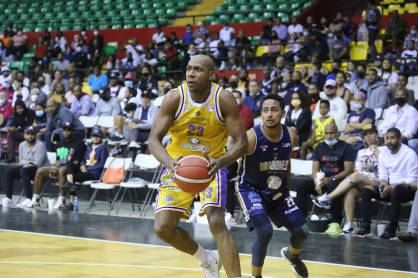 Michael Hicks tuvo una gran noche con los Correcaminos de Colón.