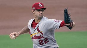 ONeill clava dos jonrones que hieren a los Rojos y ayudan a los Cardenales