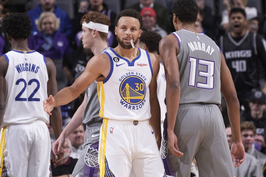 Warriors se mantienen en Playoffs al ganar a los Kings
