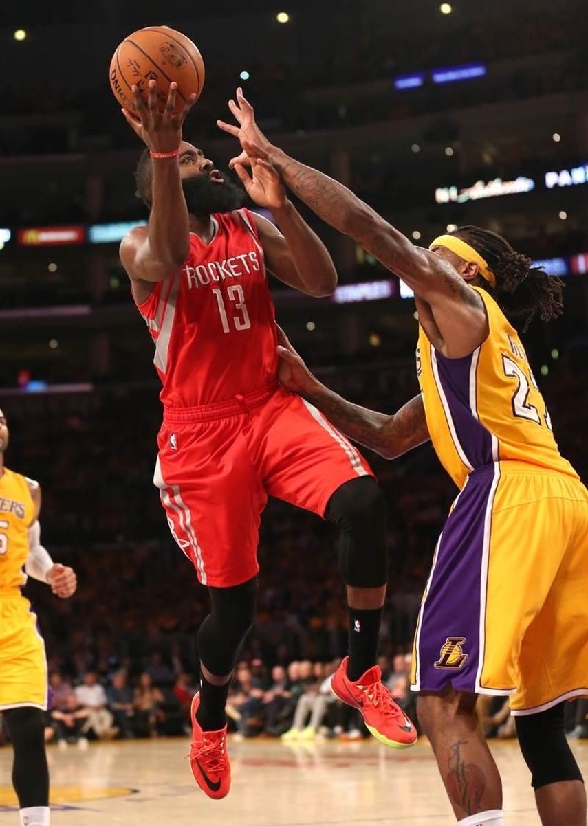 90-108. Harden brilla en el regreso oficial de Bryant y Randle se lesiona