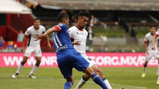 Cruz Azul vence 2-1 al Lobos Buap y sigue como líder del Apertura mexicano