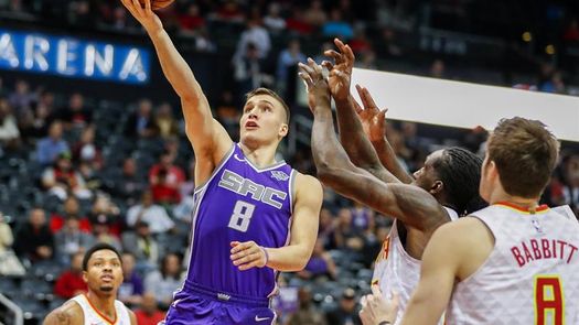 140-125. Bogdanovic y Fox lideran el ataque de los Kings en su primer triunfo de reinicio de temporada