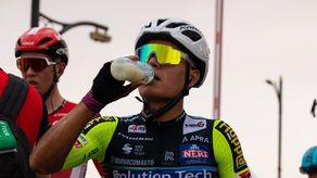 El ciclista panameño Carlos Samudio se hidrata luego de culminar este lunes la primera etapa del UAE Tour en la cual fue protagonista. Foto: Cortesía/@niccolo_lucarini