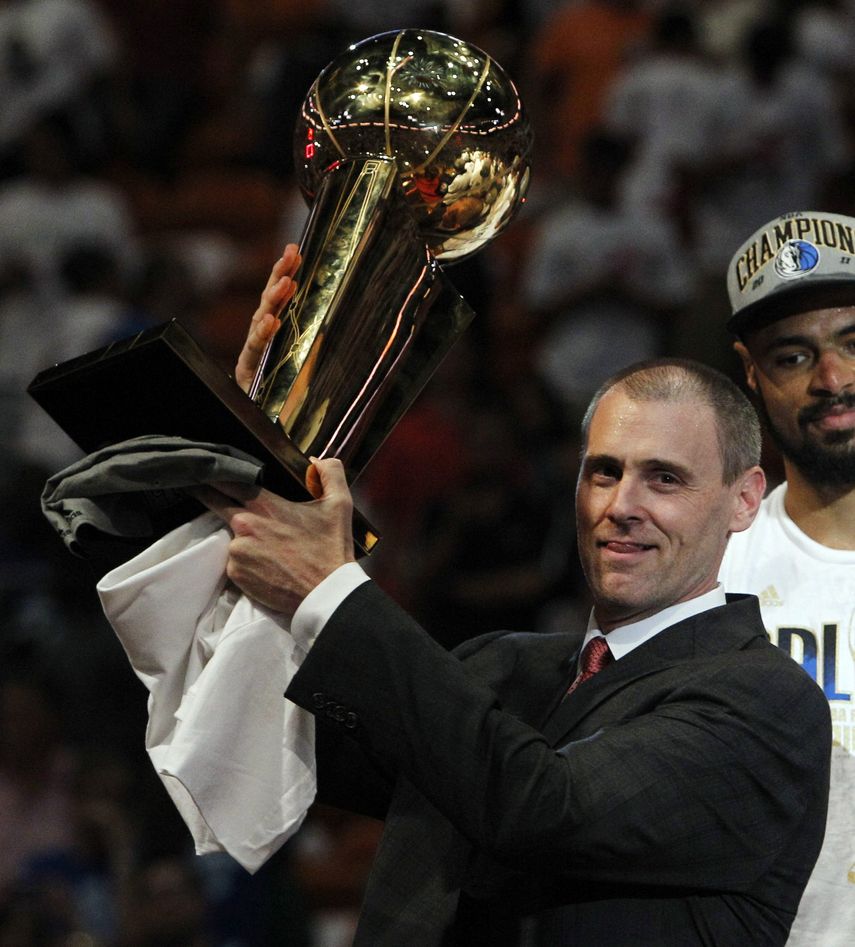 Rick Carlisle levantando el título de la NBA conseguido con los Mavericks en 2011
