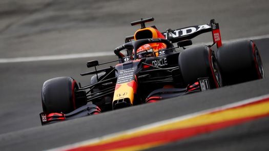 Verstappen vuela y choca en Spa; Alonso, cuarto y Checo renovó con Red Bull