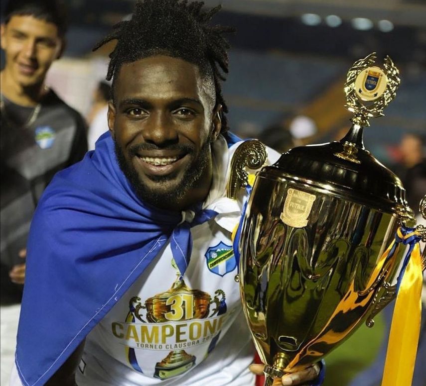 {altText(<p>Gamboa levanta el título #31 de Comunicaciones.&nbsp;</p>,Gamboa es campeón en Guatemala )}