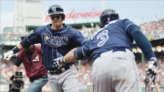 7-6. Zobrist jonronea dos veces para los Reales, y Bautista responde con dos