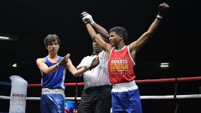 El panameño Set Rodríguez, del Team Durán, levanta los brazos en señal de victoria tras superar al mexicano Ángel Ortiz en los 50 kilos. Foto: Cortesía/Pandeportes