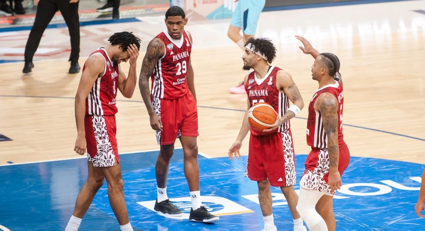 Los jugadores del quinteto de Panamá muestran su decepción tras caer en el último segundo ante Uruguay en Montevideo. Foto: Cortesía/FibaAmericas