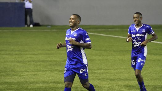 Enrico Small sigue dando batalla por el título de goleo