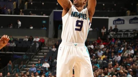 105-80. Henderson acercó a Hornets al grupo de playoffs