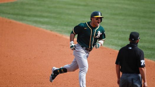 7-6. El dominicano Laureano anota la carrera de la victoria de los Atléticos sobre los Mellizos
