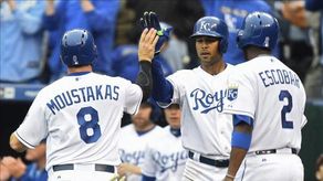8-6. Moustakas corona racimo de cuatro en el noveno para los Reales