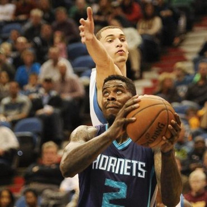 99-107. Williams y Belinelli conducen a los líderes Hornets