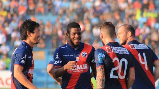 Sergio Moreno anota en el triunfo del CD Municipal