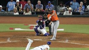 Astros ganan 10 a 3 e igualan la serie ante los Rangers
