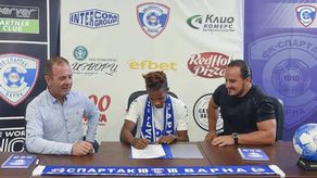 Romeesh Ivey firmando con el FC Spartak Varna.&nbsp;