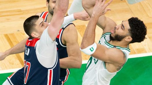 Tatum anota 50 puntos que valen el séptimo puesto en el Este; los Pacers siguen