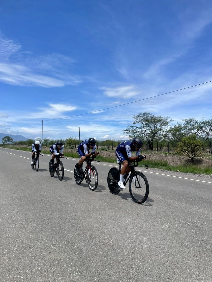 Pelotón del equipo masculino panameño en el Campeonato Centroamericano de Ruta 2024.&nbsp;