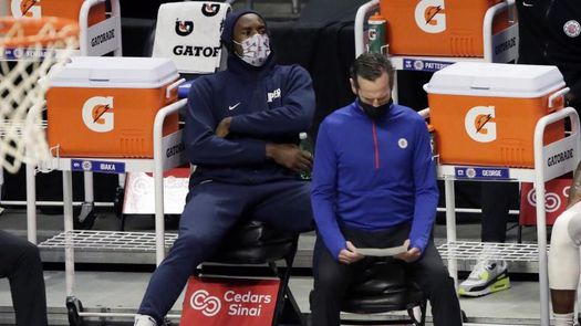 La NBA exige a los jugadores usar mascarilla todo el tiempo antes de salir al campo