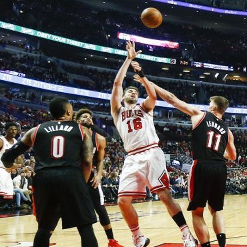 Pau Gasol logró una triple-doble y marca de asistencias