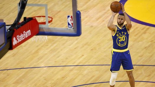 Warriors dan 215 millones de dólares a Curry por extensión de cuatro años