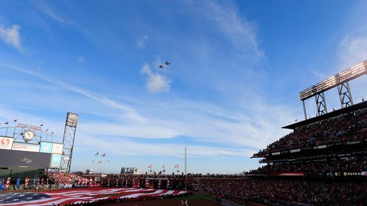 Grandes leyendas del Salón de la Fama acudieron a ver el tercer partido de la Serie Mundial