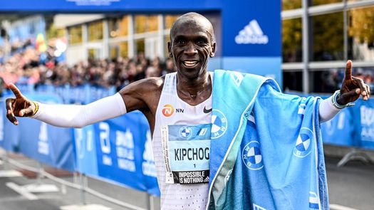 Kipchoge impone un récord mundial de maratón en Berlín