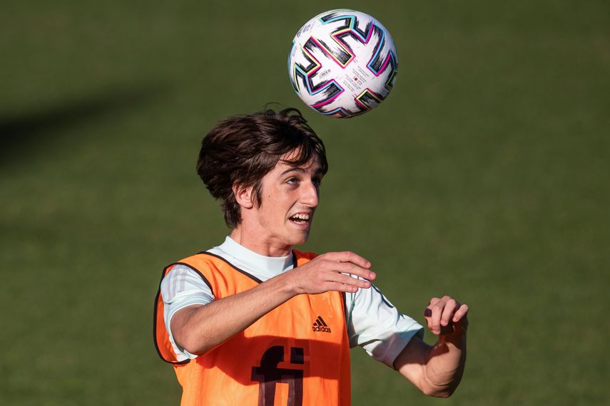 El Sevilla traspasa a Bryan Gil al Tottenham y ficha al argentino Lamela