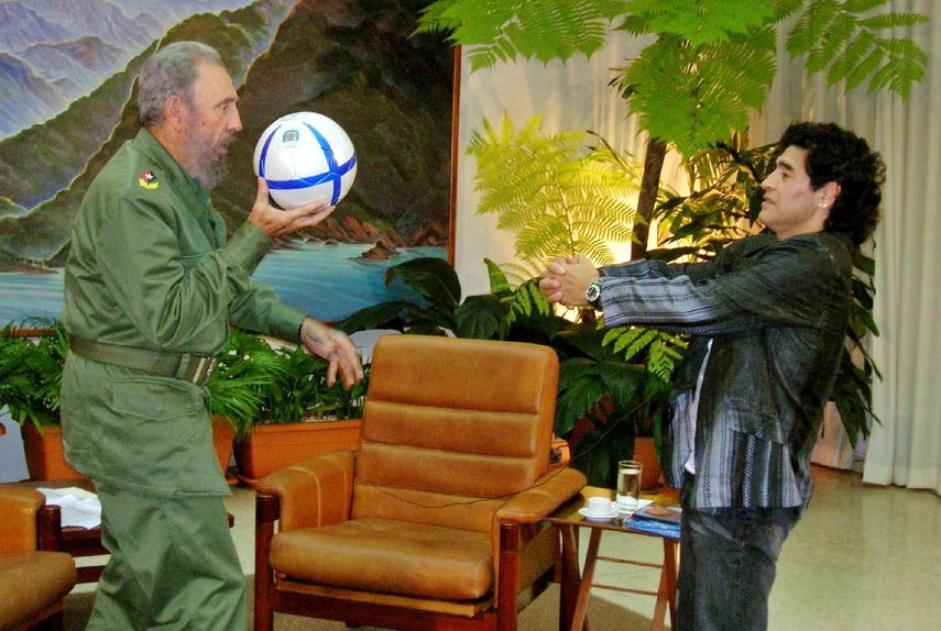 Cuba recibe con pesar la muerte de Maradona, gran amigo de Fidel Castro