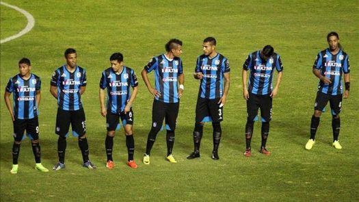 El brasileño Ronaldinho anota de penalti su primer gol en México