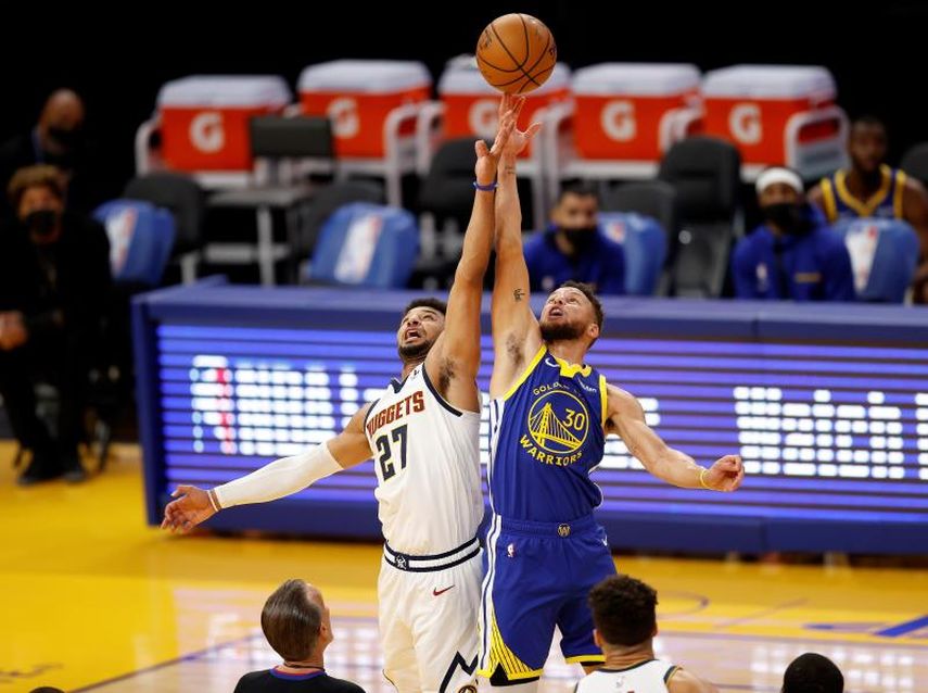 Stephen Curry supera a Wilt Chamberlain como líder encestador de los Warriors