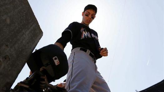 2-1. Yelich y Bour pegan jonrones contra los Cachorros y guían el triunfo de los Marlins