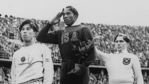 Jesse Owens en el centro del podio durante las olimpiadas de Berlín 1936.&nbsp;