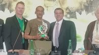 El árbitro panameño Héctor Afú (centro) fue premiado este jueves como el Árbitro del Año, 2025 por el CMB. Foto: Cortesía/Familia Afú El árbitro panameño Héctor Afú (centro) fue premiado este jueves como el Árbitro del Año, 2025 por el CMB. Foto: Cortesía/Familia Afú