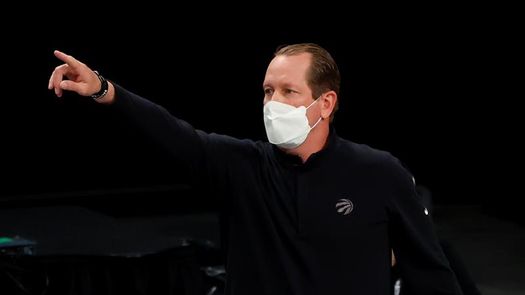 Nurse, entrenador de Raptors, multado con 50.000 dólares por tirar mascarilla