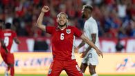 El volante Christian Martínez levanta su puño para celebrar con la afición uno de los goles de Panamá en el encuentro ante República Dominicana. Foto: Cortesía/Fepafut El volante Christian Martínez levanta su puño para celebrar con la afición uno de los goles de Panamá en el encuentro ante República Dominicana. Foto: Cortesía/Fepafut