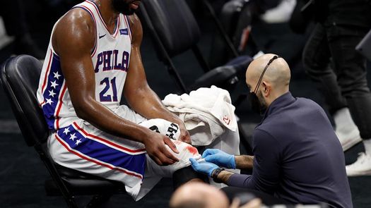 101-127. Embiid lidera a los Sixers pero sale lesionado