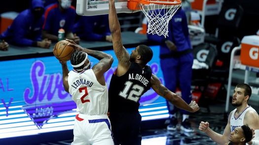 Los Lakers logran su cuarto triunfo seguido; derrotas de los Clippers y los Trail Blazers