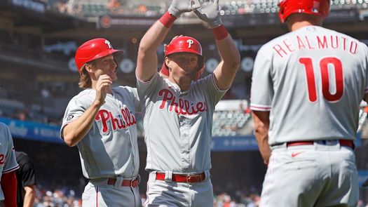 13-6. Hoskins pega dos jonrones y remolca seis