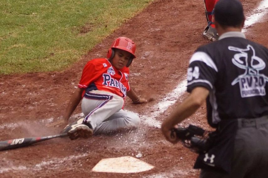 Ariel Albáez se barre en el plato para anotar una de las carreras que marcó Panamá en el duelo contra Cuba correspondiente al Premundial Sub-12 de Béisbol. Foto: Cortesía/WBSC Américas