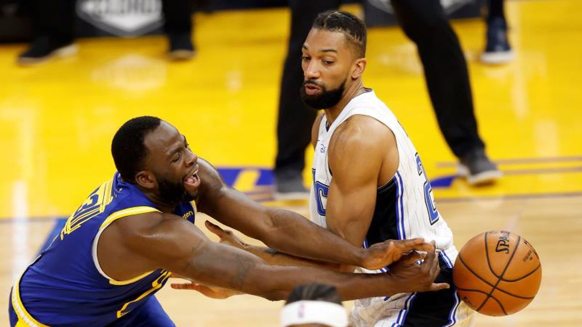 111-105. Curry, con 40 puntos, da otra exhibición encestadora