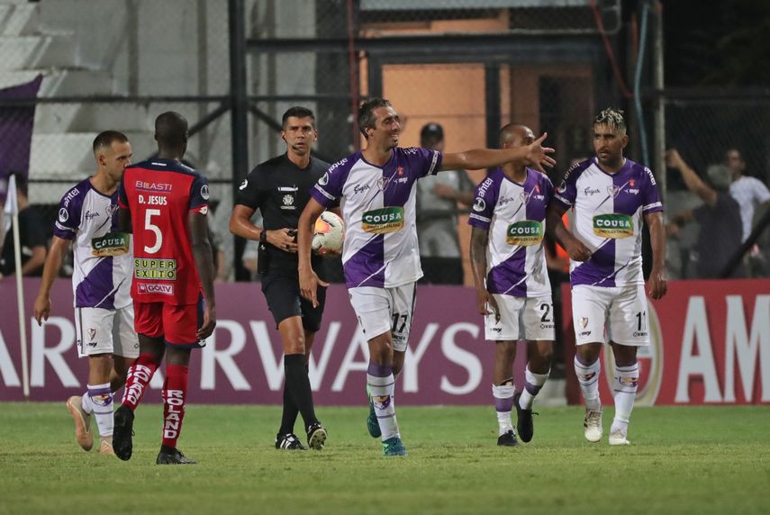 Pallas se viste de héroe y lleva al Fénix a la victoria